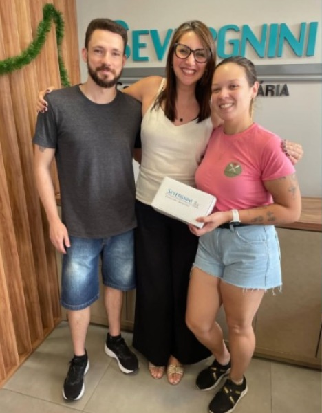 Casal comemorando a conquista do imóvel com Joice Abreu